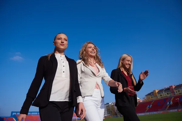 Mujeres de negocios corriendo en pista de carreras — Foto de Stock