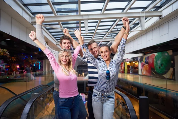 Vänner i shopping — Stockfoto