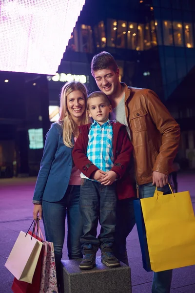 Grupo de amigos disfrutando de las compras —  Fotos de Stock