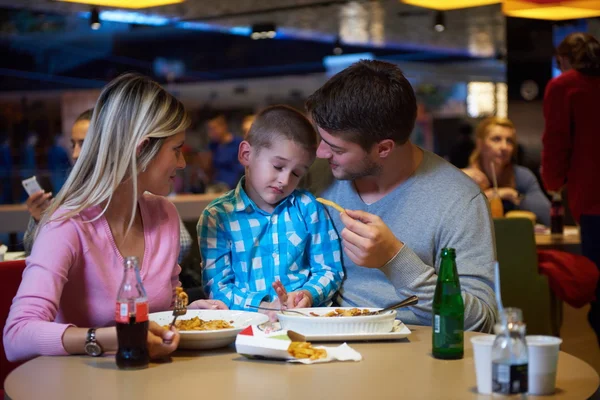 ショッピング モールで昼食をとった家族 — ストック写真