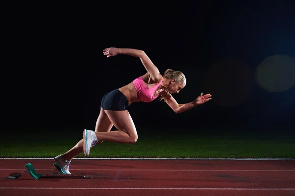 Žena sprinter startovních bloků — Stock fotografie