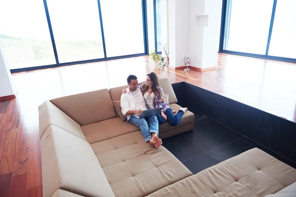 Entspanntes junges Paar arbeitet zu Hause am Laptop — Stockfoto