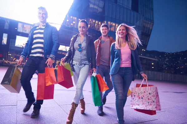 Grupp vänner njuta av Shopping — Stockfoto