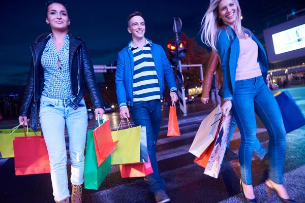 Grupa przyjaciół ciesząc się zakupy — Zdjęcie stockowe