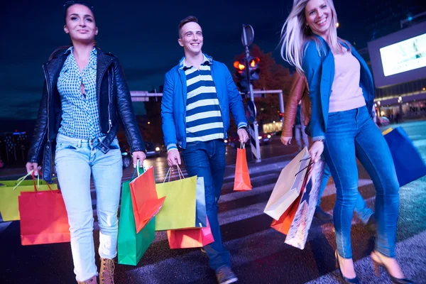 Groupe d'amis qui aiment faire du shopping — Photo