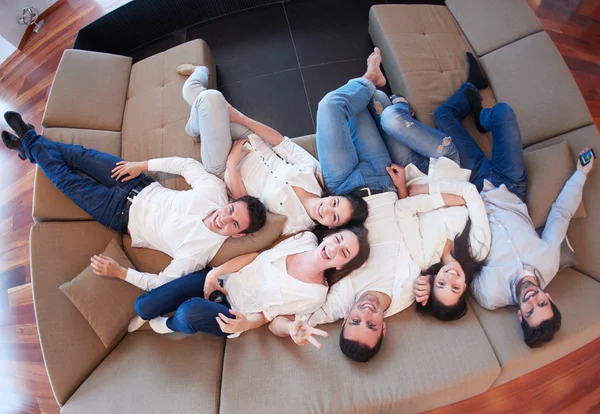 Amigos grupo ficar relaxado em casa — Fotografia de Stock