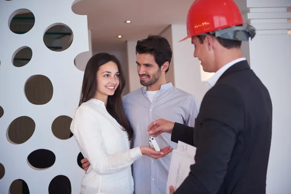 Paar kopen nieuwe huis met onroerende goederenagent — Stockfoto