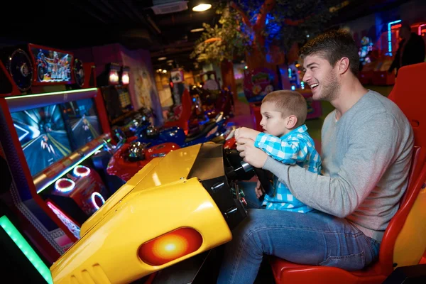 Père et fils jouant au jeu dans l'aire de jeux — Photo