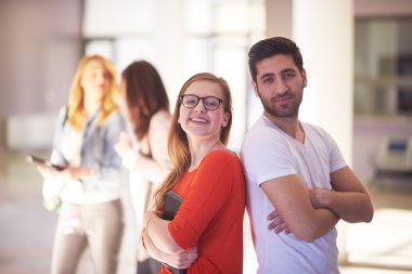 Öğrenciler çift ayakta birlikte