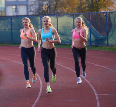 atlet atletizm yarış pistinde çalışan bayanlara