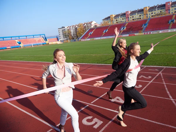 Mujeres de negocios corriendo en pista de carreras — Foto de Stock