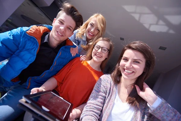 Grupo de estudiantes trabajando juntos en el proyecto escolar —  Fotos de Stock