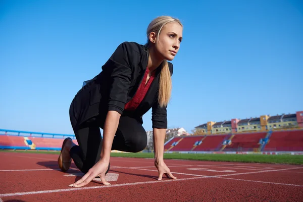 Zakenvrouw klaar om sprint — Stockfoto