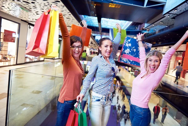 Gelukkig jonge meisjes in shopping mall — Stockfoto