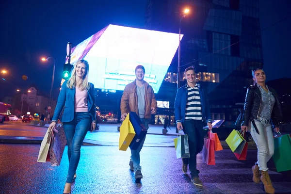 Grupp vänner njuta av Shopping — Stockfoto