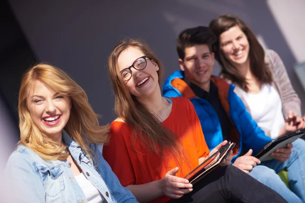 Skupina studentů pracujících společně na školním projektu — Stock fotografie