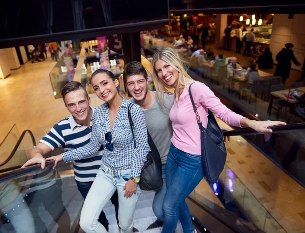 Vrienden in winkelcentrum — Stockfoto