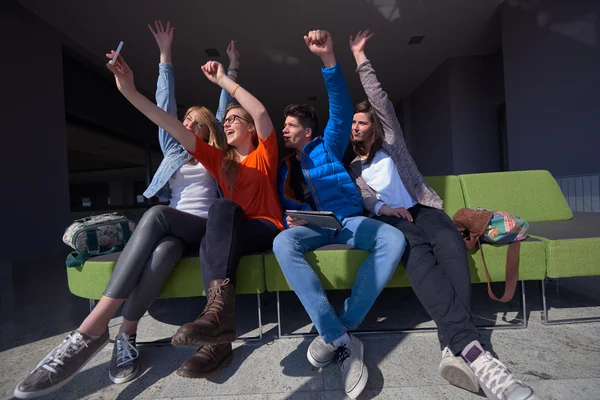 Studentgrupp som tar selfie — Stockfoto