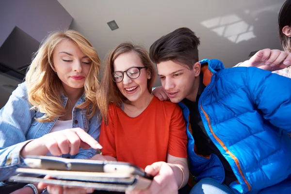 Studentengruppe arbeitet gemeinsam an Schulprojekt — Stockfoto