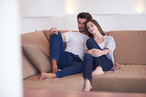 Jovem casal assistindo tv em casa — Fotografia de Stock