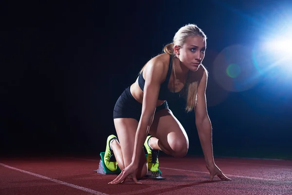 Korrelig ontwerp van vrouw sprinter verlaten startblokken — Stockfoto