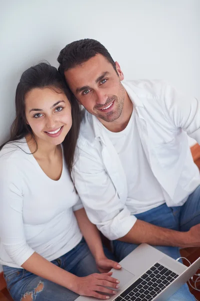 Relaxado jovem casal trabalhando no computador portátil — Fotografia de Stock