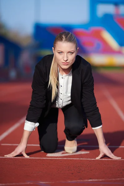 Biznes kobieta gotowa do sprintu — Zdjęcie stockowe