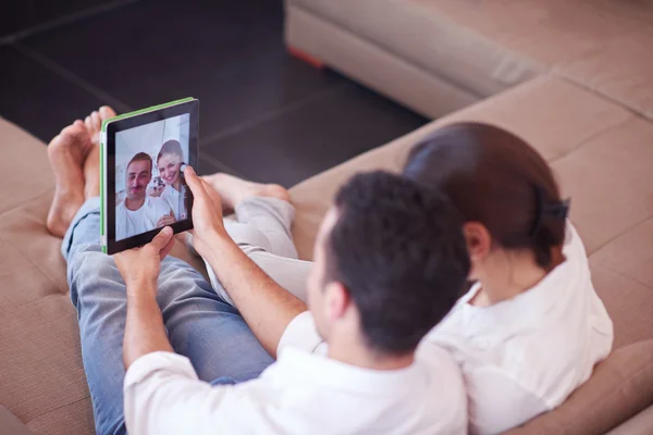 Casal em casa moderna usando computador tablet — Fotografia de Stock