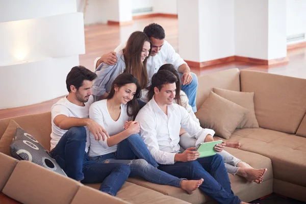 Gruppo di amici che scattano selfie — Foto Stock