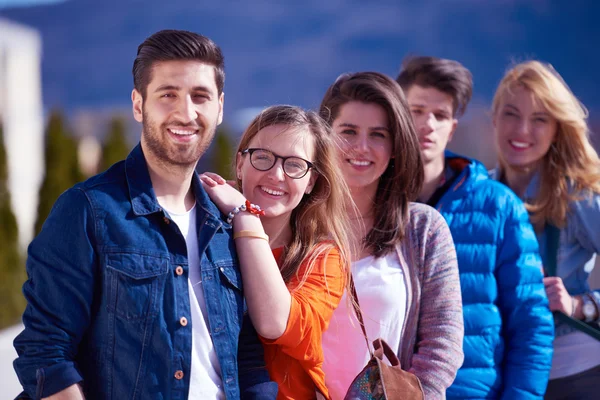 Groep gelukkige studenten — Stockfoto