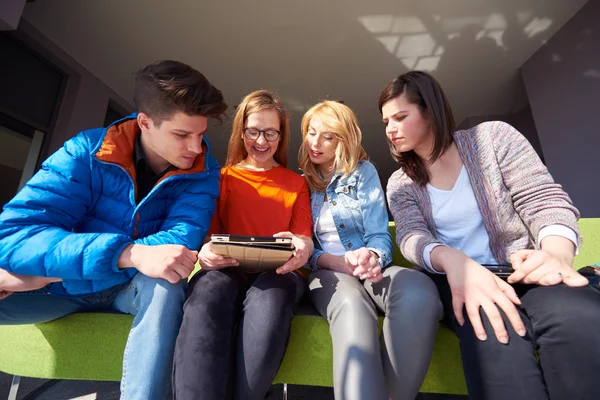 Studenten groep werken aan schoolproject samen — Stockfoto