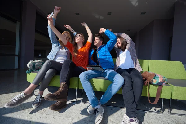 Studentgrupp som tar selfie — Stockfoto