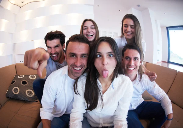 Grupp av vänner med selfie — Stockfoto