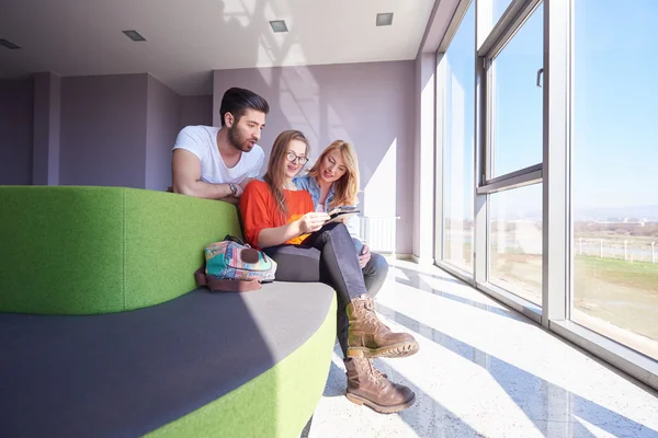 Gruppo di studenti che lavorano insieme al progetto scolastico Foto Stock