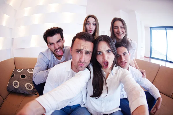 Grupo de amigos tomando selfie — Fotografia de Stock