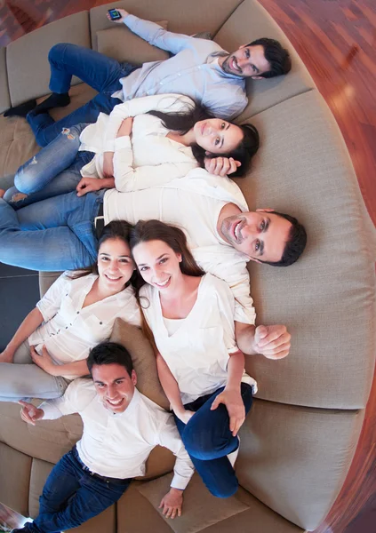 Freundeskreis entspannt sich zu Hause — Stockfoto