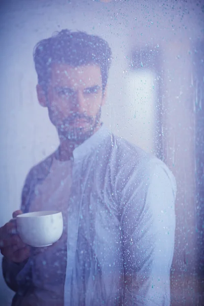 最初の朝のコーヒーを飲む男性 — ストック写真