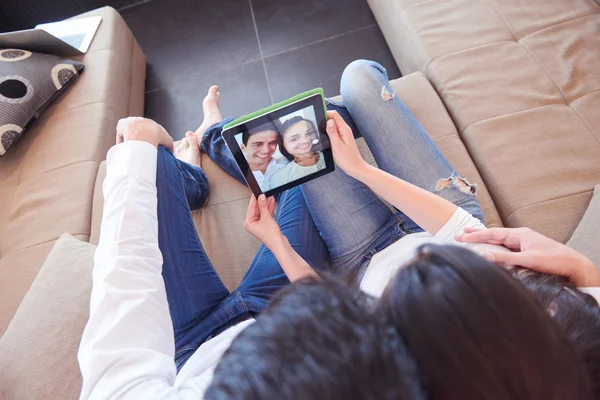 Romántico Pareja Joven Relajado Hogar Moderno Usando Tableta Ordenador — Foto de Stock