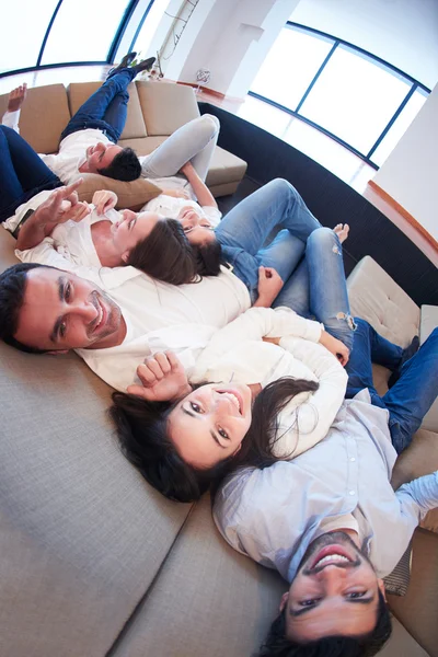 Amigos grupo ficar relaxado em casa — Fotografia de Stock