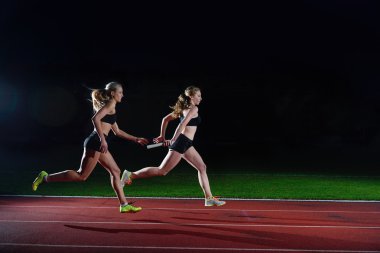 atletik koşucular Baton bayrak yarışı geçen
