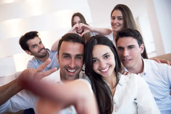 Baráti társaság vesz selfie — Stock Fotó