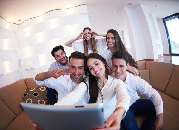 Grupo de amigos tomando selfie — Foto de Stock