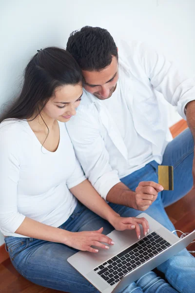 Relaxado jovem casal trabalhando no computador portátil — Fotografia de Stock