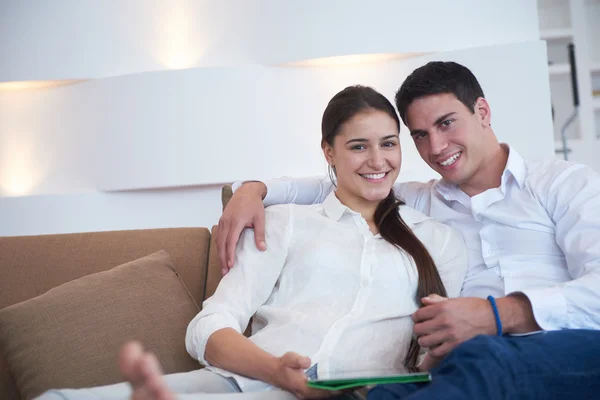 Relaxed young couple working on laptop computer — Stock Photo, Image