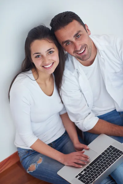 Gelukkige Jonge Ontspannen Paar Werken Laptopcomputer Moderne Interieur — Stockfoto