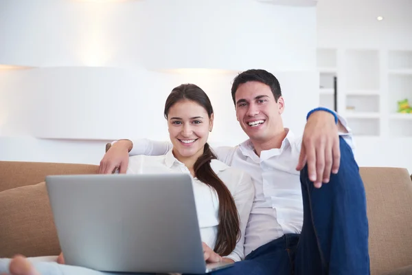 放松对年轻的夫妇在便携式计算机上工作 — 图库照片