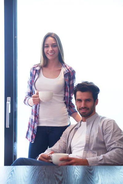 Relaxet jong koppel eerste ochtend koffie drinken — Stockfoto