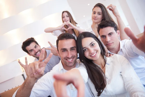 Gruppo di amici che scattano selfie — Foto Stock