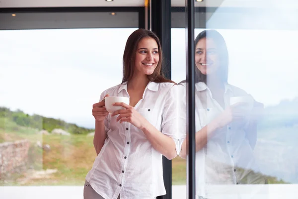 Mooie Jonge Vrouw Drinken Eerste Ochtend Koffie Moderne Interieur — Stockfoto