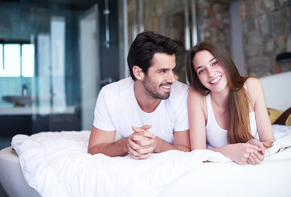Paar ontspannen en plezier hebben in bed — Stockfoto